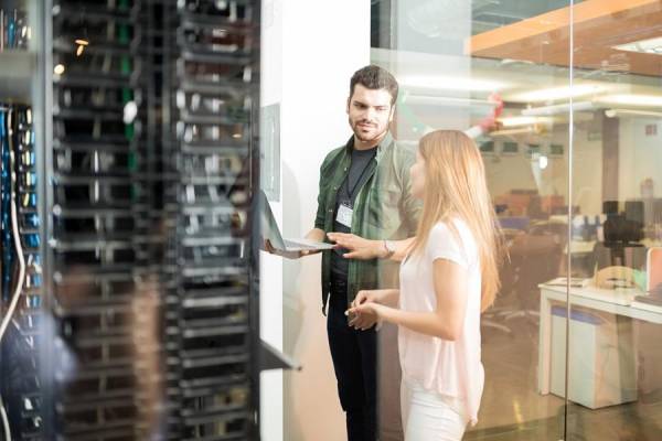 Actualizar a servidores más eficientes, implementar virtualización para consolidar cargas de trabajo y optimizar el uso del enfriamiento son acciones clave. Foto cortesía