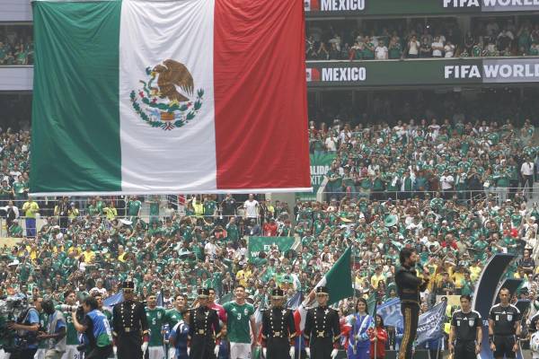 <i>Hinchas animan en la inauguración del Mundial de la FIFA 2026 este jueves, en el estadio Azteca en la Ciudad de México (México). EFE/ Sashenka Gutiérrez</i>