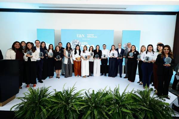 Cada uno de los representantes de las marcas líderes TOM se llevaron una presea que les recuerda su preferencia en Honduras.