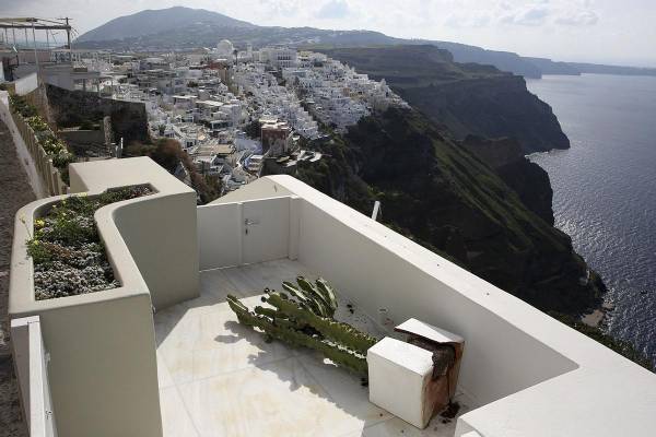 <i>Unas 9.000 personas han abandonado ya la isla griega de Santorini por temor a los terremotos de magnitud hasta 4,8 que desde hace días sacuden el archipiélago de las Cícladas, mientras el Gobierno ha enviado equipos de emergencias como medida preventiva. Durante la madrugada y la mañana de este martes se han registrado más de 50 terremotos en la zona marítima entre las islas de Santorini y Amorgos, donde el pasado día 24 de enero se inició una elevada actividad sísmica que ha producido más de 600 temblores, que han puesto en alerta las autoridades. EFE/ Orestis Panagiotou</i>