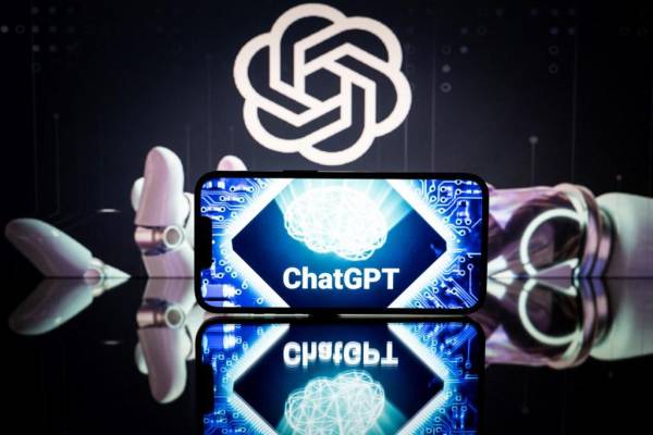 <i>Esta fotografía tomada el 23 de enero de 2023 en Toulouse, suroeste de Francia, muestra pantallas con los logotipos de OpenAI y ChatGPT. - ChatGPT es una aplicación de software de inteligencia artificial conversacional desarrollada por OpenAI. (Foto de Lionel BONAVENTURE / AFP)</i>