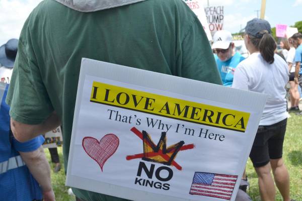 <i>Una persona porta un cartel durante la protesta 'No Kings' (No queremos reyes) este sábado, en Miami (Estados Unidos). La tercera jornada de protestas del movimiento 'No Kings' (No queremos reyes) comenzó en Estados Unidos, donde se celebrarán más de 3.300 concentraciones, según los organizadores, lo que supone la mayor movilización hasta ahora contra el presidente, Donald Trump, la guerra en Irán y el Servicio de Inmigración y Aduanas (ICE). EFE/ Antoni Belchi</i>