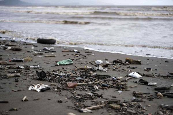 <i>Fotografía de archivo que muestra desechos en la playa Guacalillo, en el pacífico central, el 30 de mayo de 2024 en San José (Costa Rica). EFE/ Jeffrey Arguedas</i>