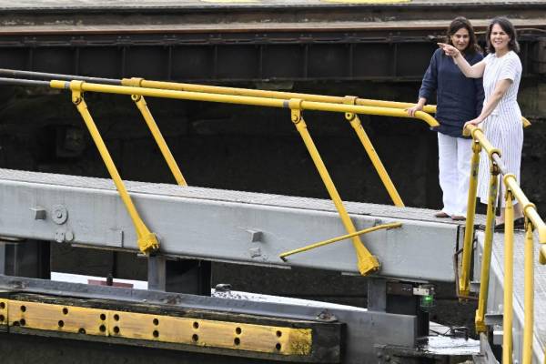 <i>La ministra de Relaciones Exteriores de Alemania, Annalena Baerbock (derecha), y el administrador adjunto del Canal de Panamá, Ilya Espino (izquierda), hacen un gesto durante una visita al canal en la Ciudad de Panamá el 9 de junio de 2023. (Foto de Luis ACOSTA / AFP)</i>