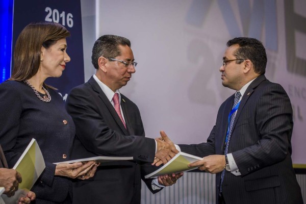 El Salvador: urge concertar para crecer