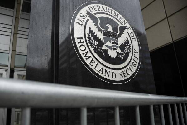 <i>Fotografía de archivo del logo del Departamento de Seguridad Nacional en la sede del Servicio de Inmigración y Control de Aduanas (ICE) en Washington (EE.UU.). EFE/EPA/GRAEME SLOAN</i>