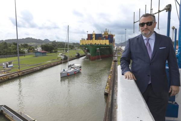 <i>Fotografía cedida por la Autoridad del Canal de Panamá que muestra al senador republicano de Estados Unidos Ted Cruz posando este jueves, en Ciudad de Panamá (Panamá). EFE/ Nicolás Psomas/ Autoridad del Canal de Panamá</i>