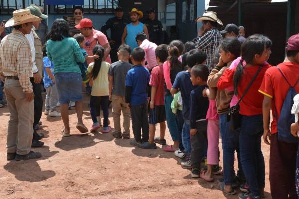 <i>Unas 207 personas permanecen en el municipio guatemalteco de Cuilco, de un total de 400 que abandonaron la vecina localidad de Amatenango (estado de Chiapas, sur) desde el pasado 23 de julio. FOTO POLICÍA GUATEMALA</i>