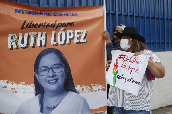 <i>Personas realizan un plantón a las afueras del centro judicial Isidro Menéndez, en apoyo a defensora de derechos humanos Ruth López, en una fotografía de archivo en San Salvador (El Salvador). EFE/Rodrigo Sura</i>