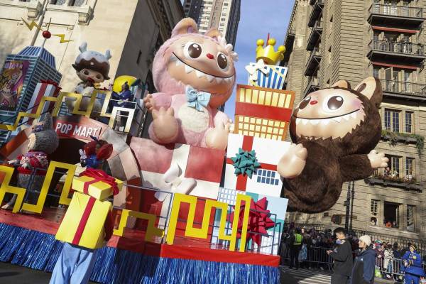 La carroza que transportaba a dos de estas gigantescas figuras, bautizadas como Labubu y Mokoko -el primero de color marrón y el segundo con pelaje rosa y nariz en forma de corazón- se paseó entre las calles de la Gran Manzana bajo el lema 'Friendsgiving in Pop City' FOTO EFE/EPA/SARAH YENESEL