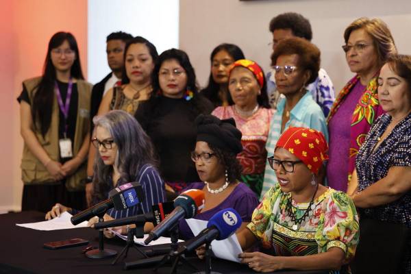 <i>Voceras de la Alianza de Mujeres hablan en una rueda de prensa este lunes, en Ciudad de Panamá (Panamá). EFE/ Bienvenido Velasco</i>