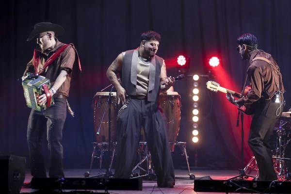<i>El grupo Frontera interpreta el tema oficial de la Selección Mexicana de Fútbol este martes, en Ciudad de México (México). Grupo Frontera presentó ‘Un solo corazón’, el único tema oficial de la selección mexicana de fútbol para la próxima Copa del Mundo de fútbol 2026 que tendrá lugar en México, Estados Unidos y Canadá, territorios donde la banda tricolor intentará animar a sus jugadores y a los millones de aficionados que se congregarán para ver al Tricolor. EFE/ Isaac Esquivel</i>