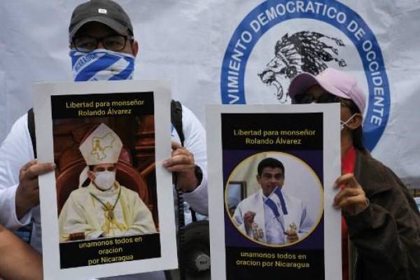 Ciudadanos nicaragüenses realizan una manifestación frente a la Embajada de Nicaragua en Costa Rica para protestar contra el gobierno de Nicaragua y la detención del obispo nicaragüense y crítico del régimen Rolando Alvarez, en San José, el 19 de agosto de 2022. - Policía de Nicaragua el 19 de agosto de 2022 Sacó por la fuerza al obispo católico y crítico del gobierno Rolando Álvarez de su residencia oficial después de dos semanas bajo asedio, dijeron grupos de la Iglesia y de derechos que no tenían noticias sobre su paradero. (Foto de Óscar Navarrete / AFP)