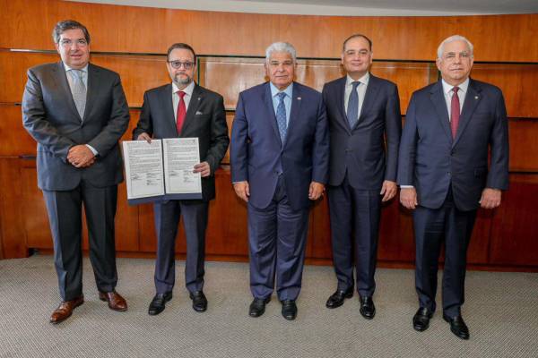 El Memorando de Entendimiento entre el Gobierno y Chiquita fue firmado en Brasilia en el marco de una visita oficial del presidente Mulino a Brasil, y establece un marco de cooperación para la reorganización del sector bananero panameño, indicó un comunicado oficial. Foto cortesía