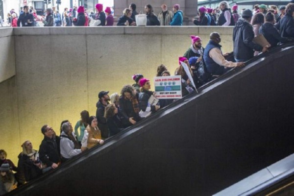 Masiva protesta contra Trump en su primer día en la Casa Blanca