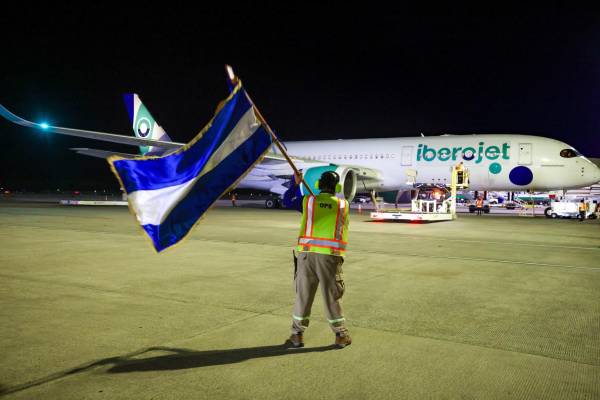 <i>La aerolínea española Iberojet inició sus operaciones entre España y El Salvador, con la llegada del vuelo inaugural procedente de Madrid. Foto de cortesía</i>