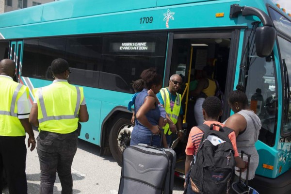 La tragedia sigue en Bahamas: miles tratan de escapar de los escombros