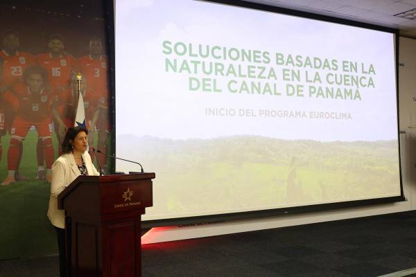 <i>La coordinadora General de la Cooperación Española en Panamá, Itziar González, habla durante el lanzamiento de un proyecto de la Unión Europea (UE) y la Agencia Española de Cooperación Internacional para el Desarrollo (AECID) para adaptar la cuenca del Canal de Panamá a la crisis climática este martes, en Ciudad de Panamá (Panamá). EFE/ Carlos Lemos</i>