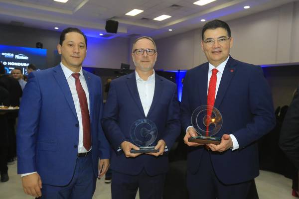 <i>Allan Deware, CEO de Pinturas Americanas (centro), junto a Carlos Girón, vicepresidente corporativo de Imagen y Reputación Institucional de Grupo Financiero Atlántida (derecha), tras recibir reconocimiento Triple Confianza Honduras 2026. FOTO GRUPO OPSA</i>