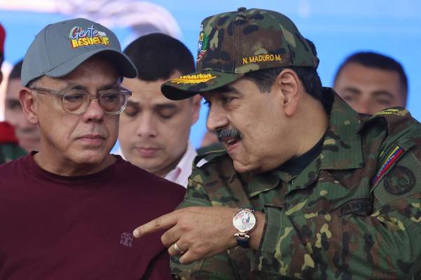 El presidente de Venezuela, Nicolás Maduro (d), habla con el presidente de la Asamblea Nacional (AN) Jorge Rodríguez. EFE/ Miguel Gutiérrez