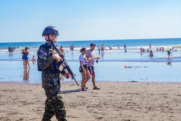<i>El régimen de excepción contempla la suspensión de derechos como la inviolabilidad de las comunicaciones y el derecho a la defensa de los detenidos, y amplía la detención administrativa a 15 días. Foto de cortesía</i>