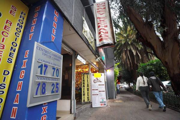 <i>Personas caminan frente a una casa de cambio este lunes, en Ciudad de México (México). EFE/ Sáshenka Gutiérrez</i>