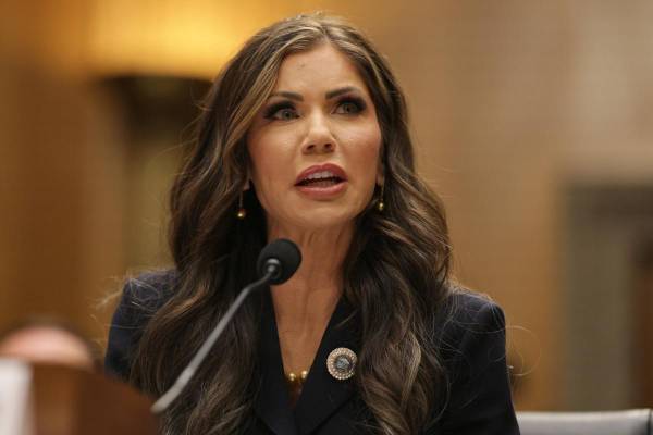 <i>Fotografía de archivo del 17 de enero de 2025 de la gobernadora de Dakota del Sur, Kristi Noem, en su juramento como directora del Departamento de Seguridad Nacional por parte del presidente electo Donald Trump, en Washington (EEUU). Noem, inicia este martes un viaje de tres días por Panamá, Costa Rica, Honduras y Guatemala en el que estrechará lazos con las autoridades de esos países. EFE/EPA/ Allison Dinner</i>