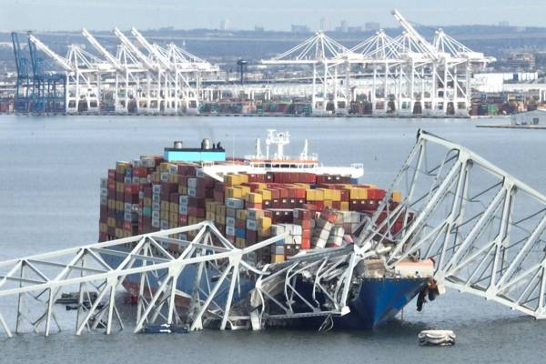 <i>(ARCHIVOS) En esta imagen aérea, la estructura de acero del puente Francis Scott Key se encuentra encima de un buque portacontenedores después del colapso del puente, Baltimore, Maryland, el 26 de marzo de 2024. FOTO Jim Watson/AFP</i>