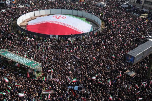 <i>Miles de personas participan en los funerales en la plaza Engelab (Revolución) de Teherán, de altos cargos fallecidos a manos de Estados Unidos e Israel. Miles de partidarios de la República Islámica marcharon este miércoles por el centro de Teherán entre gritos de venganza y no a la rendición mientras se escuchaban explosiones en las cercanías, en el funeral por varios altos cargos militares iraníes muertos en la guerra contra Israel y Estados Unidos. EFE/Jaime León</i>