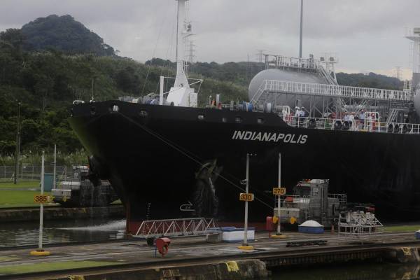 <i>Un barco transita por las esclusas del Canal de Panamá este martes, en Ciudad de Panamá (Panamá). El Canal de Panamá alcanzó la meta presupuestaria de este 2025, de más de 5.600 millones de dólares en ingresos, en medio de la volatilidad mundial alimentada por la política de aranceles de Estados Unidos, dijo este martes el administrador de la vía acuática, Ricaurte Vásquez. EFE/Carlos Lemos</i>