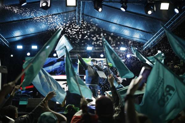 <i>Simpatizante del partido Pueblo Soberano (derechista) sostienen banderas este domingo, en San José (Costa Rica). La politóloga, Laura Fernández lidera con el 53,1 % de votos válidos las elecciones presidenciales en Costa Rica, escrutadas 31,14 % de las mesas, informó en su primer corte preliminar de resultados el Tribunal Supremo de Elecciones (TSE). EFE/ Jeffrey Arguedas</i>