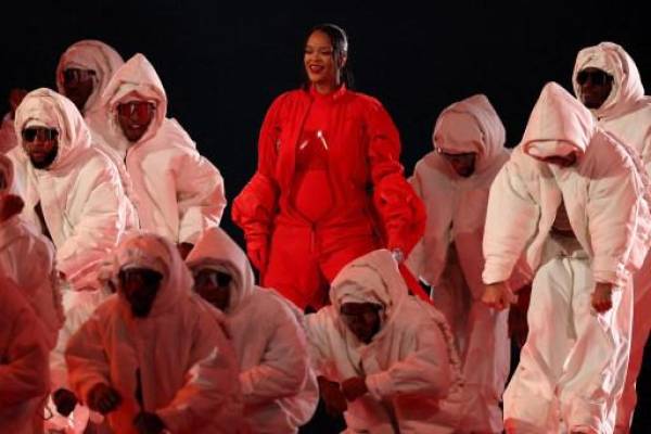 Rihanna deslumbra en el show del medio tiempo del Super Bowl