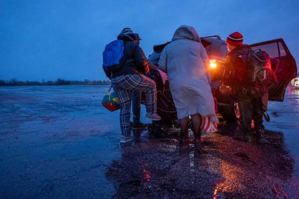 <i>Migrantes son evacuados de tiendas de campaña en Floyd Bennett Field con destino a una escuela secundaria local en anticipación de una tormenta con vientos esperados de más de 70 mph el 9 de enero de 2024 en el distrito de Brooklyn de Nueva York. FOTO Spencer Platt/Getty Images/AFPSPENCER PLATT / GETTY IMAGES NORTEAMÉRICA / Getty Images vía AFP</i>