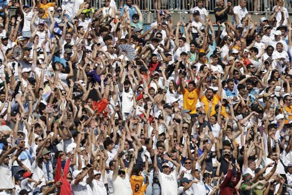 <i>Hinchas del Real Madrid celebran este domingo, durante un partido del Mundial de Clubes entre Real Madrid y Pachuca en el estadio Bank of America de Charlotte (Estados Unidos). EFE/ André Coelho</i>