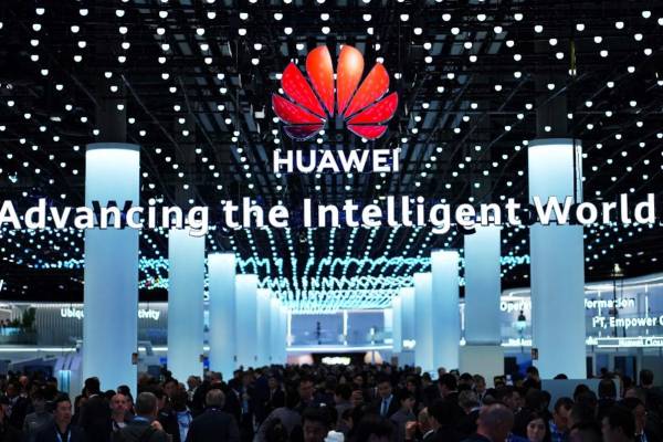 <i>La gente visita el stand de la corporación china Huawei durante el Mobile World Congress (MWC), la mayor reunión anual de la industria de las telecomunicaciones, en Barcelona el 26 de febrero de 2024. FOTO Pau Barrena / AFP</i>
