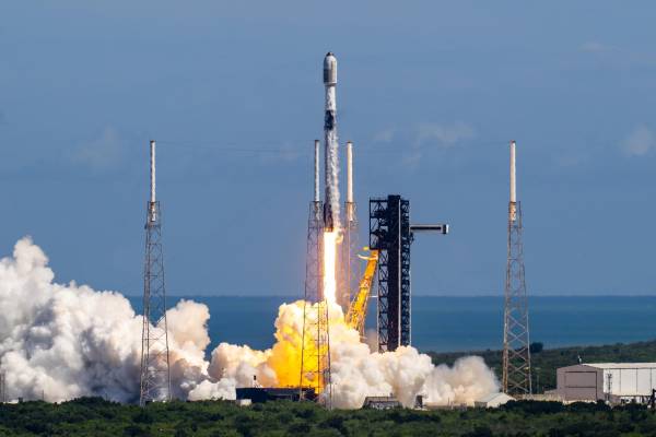 <i>Según Musk, lanzar un millón de toneladas de satélites al año añadiría 100 gigavatios de capacidad de cómputo de IA anualmente. Foto de archivo</i>