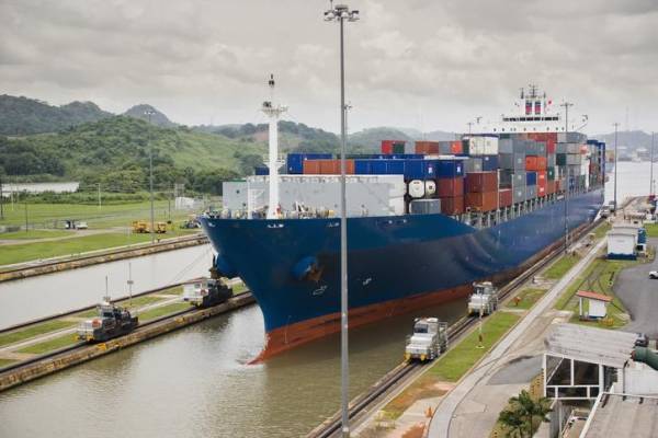 Canal de Panamá disminuye progresivamente el calado de los buques por la sequía