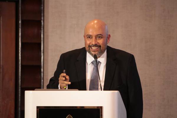 <i>“Ya no somos solamente lo que decimos que somos, sino lo que el algoritmo está entendiendo de nosotros”, afirma el experto. (Foto: José Carlos Flores-E&amp;N)</i>
