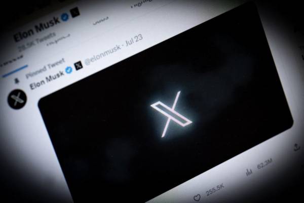 <i>El nuevo logotipo de Twitter, renombrado como X, se muestra en París el 24 de julio de 2023, en la cuenta de su propietario, Elon Musk, después de que cambió su foto de perfil a última hora del 23 de julio de 2023 por el nuevo logotipo de la empresa, que describió como “art deco minimalista”, y actualizó su biografía de Twitter a “X.com”, que ahora redirige a twitter.com. (Foto de ALAIN JOCARD / AFP)</i>