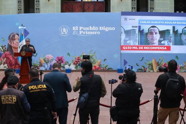 <i>El ministro de Gobernación (Interior) de Guatemala, Francisco Jiménez, habla en una rueda de prensa este lunes, en el Palacio Nacional de la Cultura en Ciudad de Guatemala (Guatemala). Jiménez ofreció una recompensa de casi 20.000 dólares por la captura de cada uno de los 20 pandilleros del 'Barrio 18' que se fugaron de una cárcel, toda vez que aseguró que no renunciará a su cargo. EFE/ Mariano Macz</i>