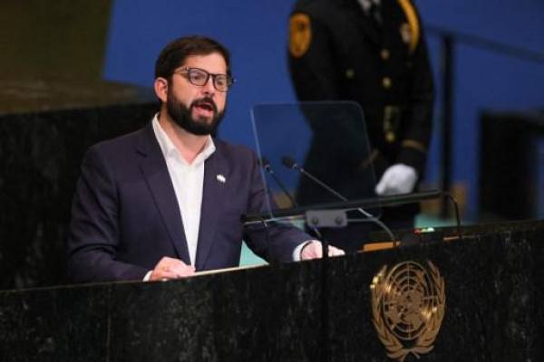 NUEVA YORK, NUEVA YORK - 20 DE SEPTIEMBRE: El presidente de Chile, Gabriel Boric, habla en la 77ª sesión de la Asamblea General de las Naciones Unidas (AGNU) en la sede de la ONU el 20 de septiembre de 2022 en la ciudad de Nueva York. Luego de dos años de celebrar la sesión de manera virtual o en formato híbrido, se espera que 157 jefes de Estado y representantes de gobierno asistan personalmente a la Asamblea General. Michael M. Santiago/Getty Images/AFP (Foto de Michael M. Santiago / GETTY IMAGES NORTH AMERICA / Getty Images vía AFP)