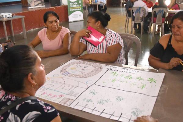 <i>Fotografía del 19 de mayo de 2026 que muestra a agricultores de comunidades del corredor seco de Jalapa, recibiendo capacitaciones de Tecnología y Monitoreo Climático, en San Pedro Pinula (Guatemala). Ante la llegada del fenómeno de El Niño, que amenaza con sequías en el Corredor Seco centroamericano, el Programa Mundial de Alimentos (PMA/WFP) de Naciones Unidas ha implementado una serie de medidas para apoyar con asistencia tecnológica e inyección de capital a comunidades del Corredor Seco en Guatemala. EFE/ Álex Cruz</i>