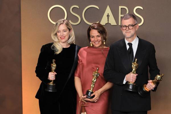 <i>Sara Murphy (i) Paul Thomas Anderson (d) posan con la estatuilla a mejor película por 'One Battle After Another' junto a Carmen Ruiz de Huidobro este 15 de marzo de 2026, en la ceremonia 98º de los premios Óscar, en Los Ángeles (Estados Unidos). EFE/ Armando Arorizo</i>