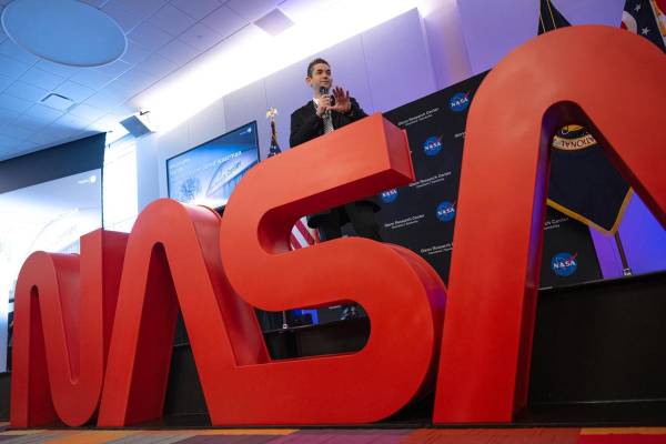 La agencia espacial estadounidense NASA anunció este martes un ambicioso plan de 20.000 millones de dólares para acelerar el regreso a la Luna en 2028, realizar alunizajes tripulados cada seis meses y construir un base lunar permanente en los próximos siete años. EFE/ NASA