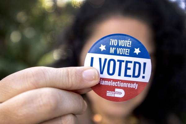 <i>Una persona muestra una calcomanía de Yo voté después de emitir su voto en la biblioteca de Palmetto Bay en la votación anticipada para las elecciones presidenciales estadounidenses de 2024 en Miami, Florida, EE. UU., el 29 de octubre de 2024. EFE/EPA/Cristobal Hererra-Ulashkevich</i>