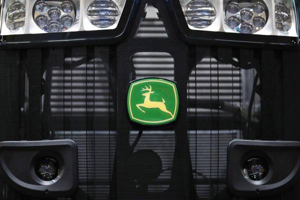 <i>Fotografía del logo del principal proveedor de maquinaria agrícola en Estados Unidos, John Deere. EFE/Caroline Brehman</i>