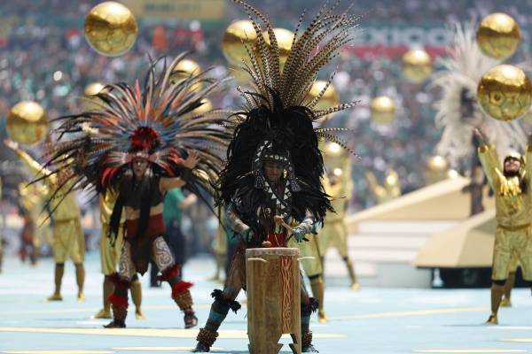 <i> Artistas se presentan este jueves, en la inauguración del Mundial de la FIFA 2026 en el estadio Ciudad de México (México). México abre, cuarenta años después, una nueva etapa con este encuentro deportivo, tras haber albergado el Mundial de 1986. EFE/ Sashenka Gutierrez</i>