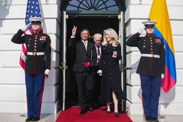 <i>Fotografía cedida por la Presidencia de Colombia del mandatario, Gustavo Petro (i), saliendo de la Casa Blanca tras una reunión con su homólogo de Estados Unidos, Donald Trump, este martes en Washington (EEUU). EFE/ Presidencia de Colombia</i>
