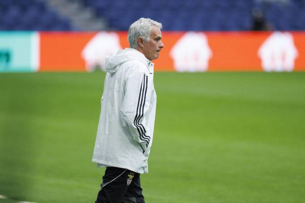 Fotografía de Rodrigo Jiménez, en la que puede verse en una imagen de archivo del pasado 24 de febrero al entrenador del Benfica, José Mourinho, durante su última visita al estadio Santiago Bernabéu, en Madrid. EFE