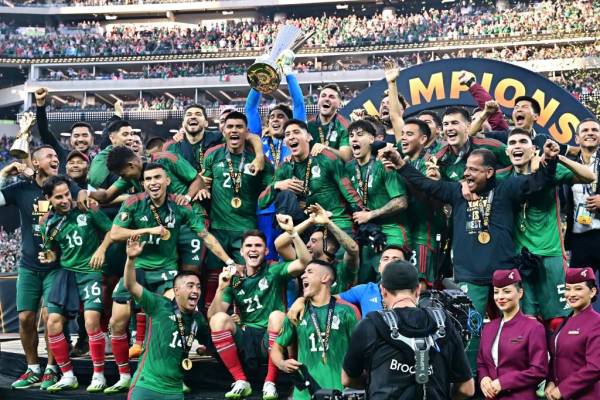 <i>El portero mexicano Guillermo Ochoa (C) sostiene el trofeo mientras él y sus compañeros celebran después de que México ganó la final de la Copa Oro 2023 de Concacaf en el partido de fútbol contra Panamá en el SoFi Stadium en Inglewood, California, el 16 de julio de 2023. (Foto de Frederic J. BROWN / AFP)</i>